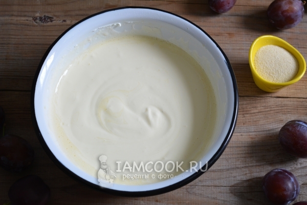 Смешать манку со сметаной