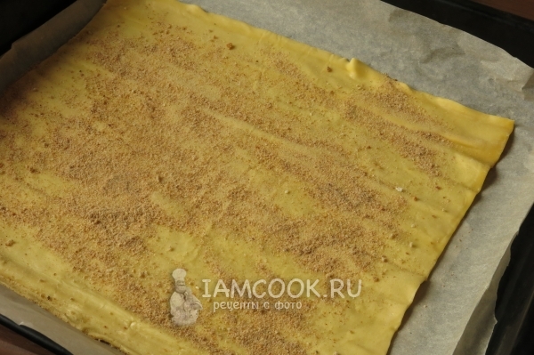 Посыпать тесто сухарями