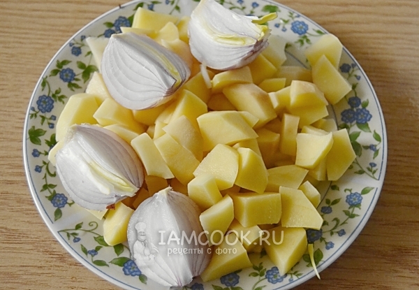 Порезать лук и картофель