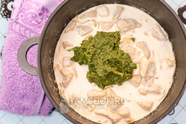 Положить соус к мясу