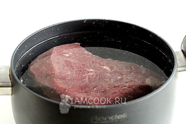 Положить мясо в кастрюлю