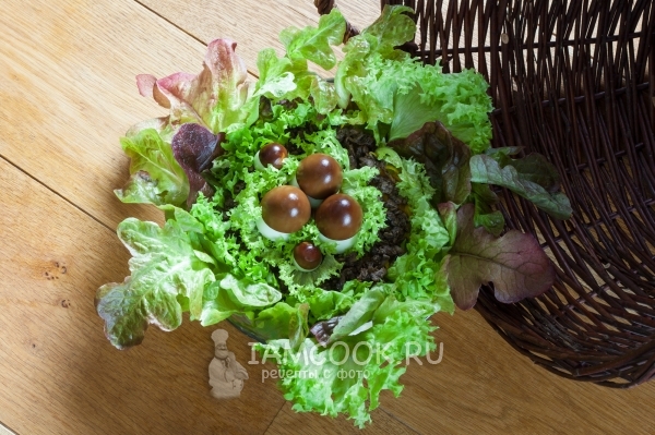 Фото салата «Лесная полянка» с шампиньонами