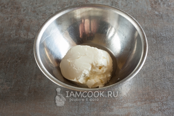 Положить в миску сметану