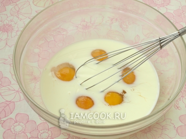 Соединить молоко и яйца