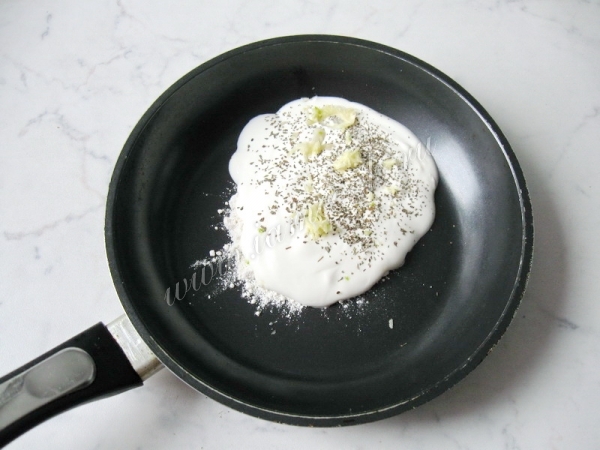 Добавить чеснок в соус