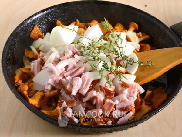 Обжарить грибы с луком и грудинкой