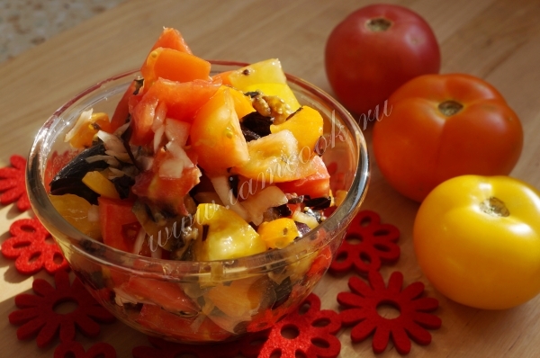 Рецепт салата с помидорами и запеченными баклажанами