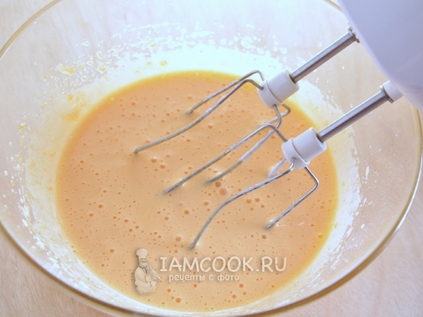 Взбить желтки с сахаром