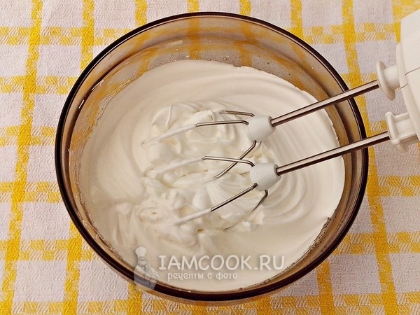 Взбить белки с сахаром