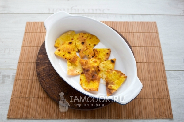 Выложить кукурузные чипсы в форму