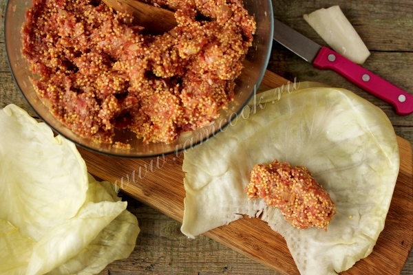 Выложить начинку на капустный лист