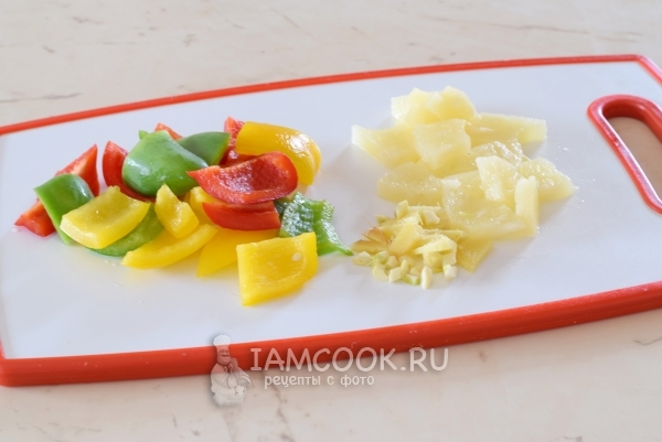 Порезать перец, ананас, чеснок и имбирь