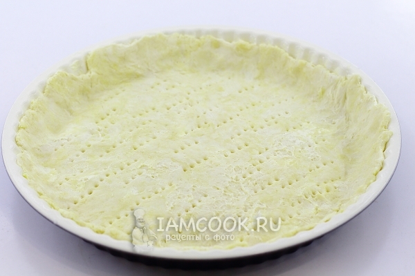 Выложить тесто в форму