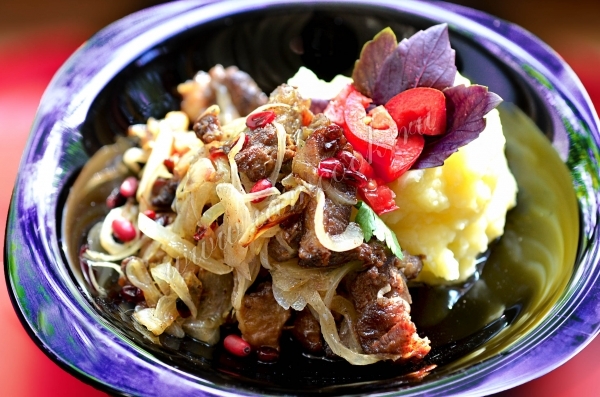 Говядина с луком и барбарисом фото