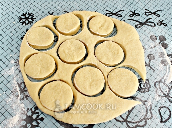 Вырезать из теста кружочки