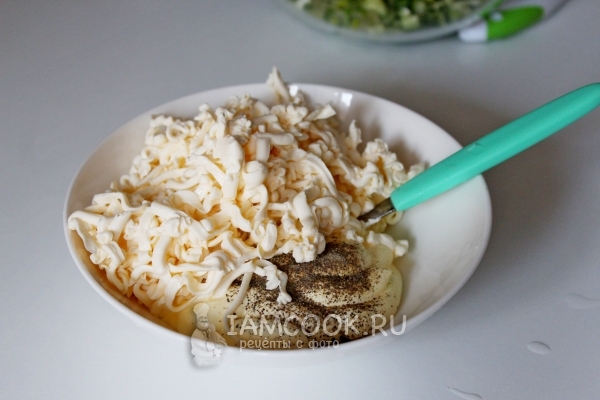 Соединить плавленный сыр и майонез