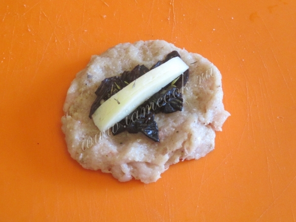 Формируем куриную котлету