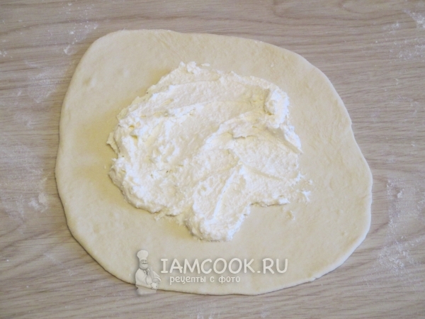 Выложить начинку на раскатанное тесто