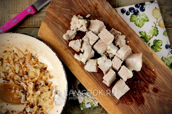 Порезать мясо и обжарить лук