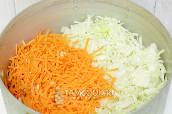 Нашинковать капусту и морковь