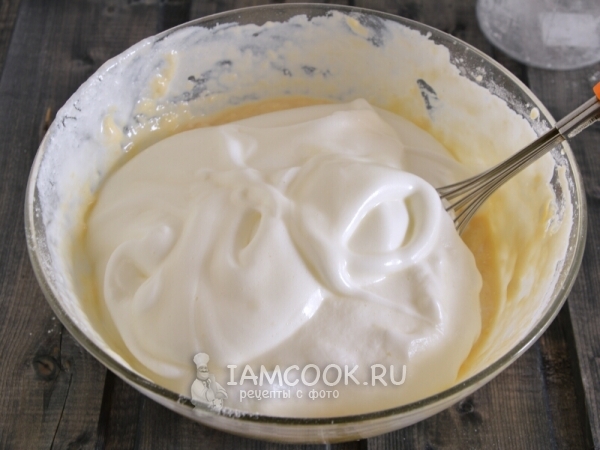 Ввести белки в тесто