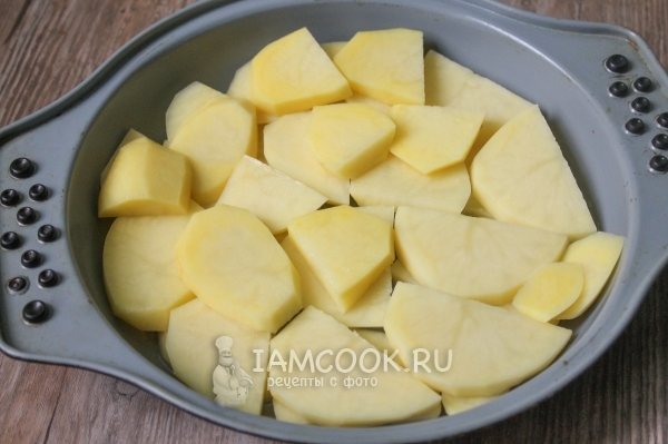 Уложить в форму слой картофеля
