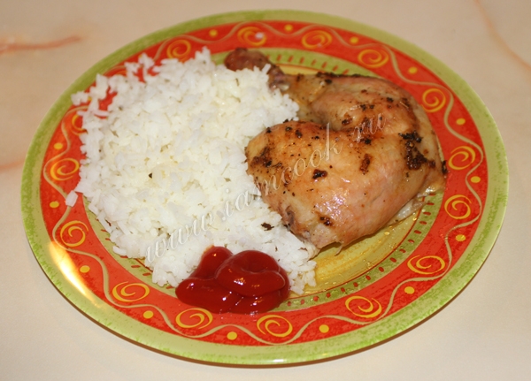 Куриная ножка с рисом и кетчупом
