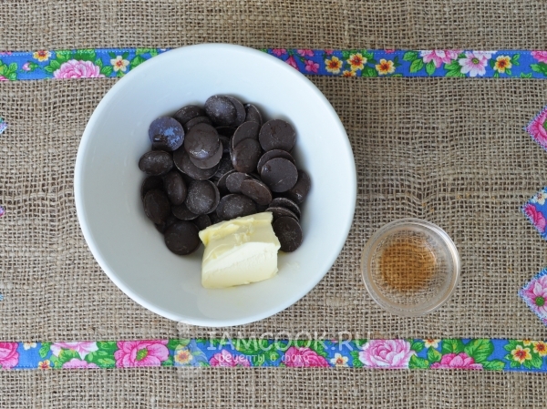 Смешать масло, шоколад и коньяк