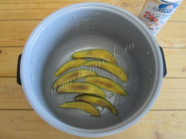 Выкладываем дольки манго в мультиварку