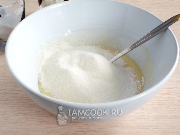 Всыпать муку и крахмал