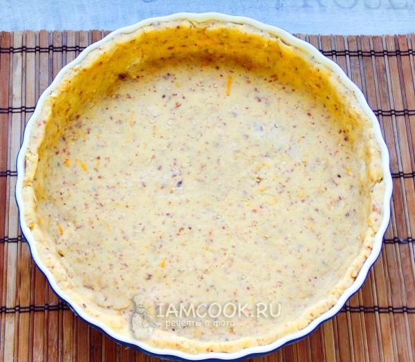 Выложить тесто в форму