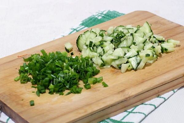 Огурцы и зеленый лук