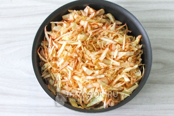 Положить капусту в казан с маслом