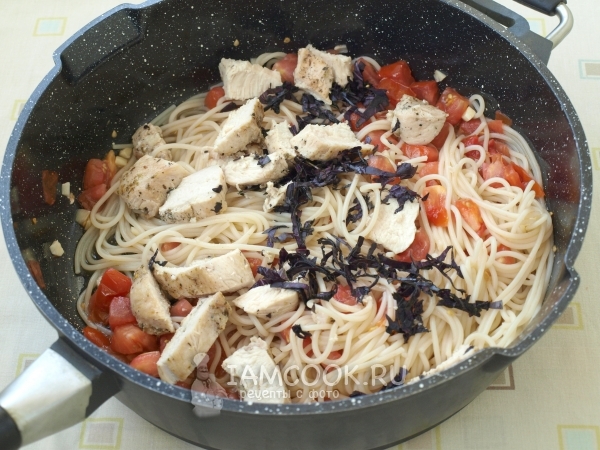 Добавить мясо и базилик