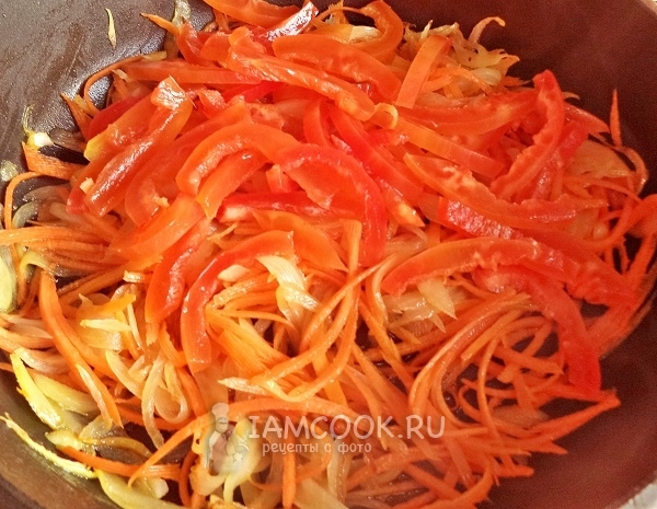 Добавить лук и перец