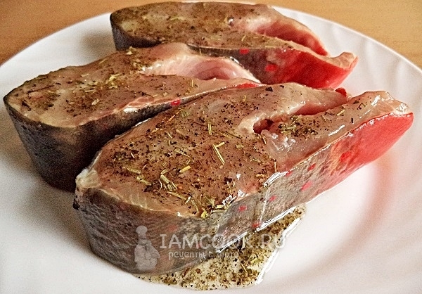 Полить рыбу маринадом