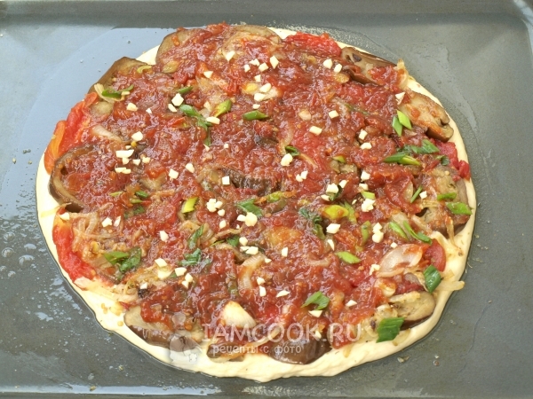 Смазать соусом и присыпать чесноком