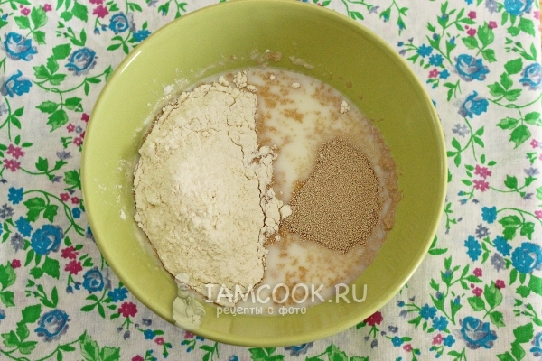 Соединить дрожжи, молоко, сахар и муку