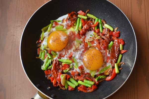 Готовим яичницу с вялеными помидорами и спаржей