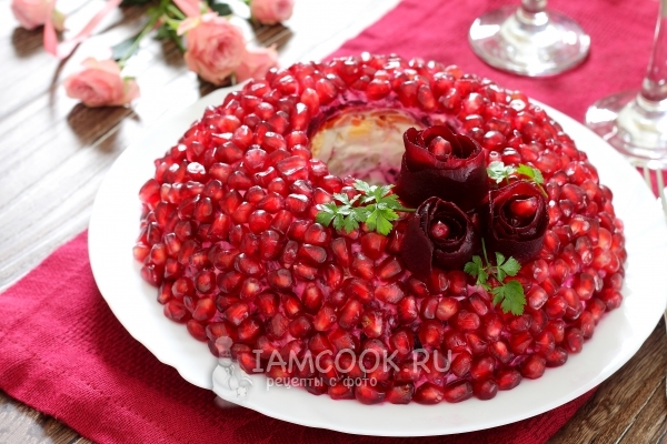 Фото салата «Гранатовый браслет» с курицей