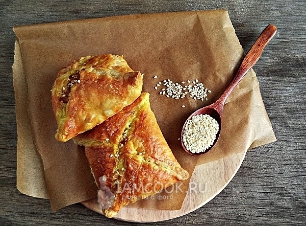 Готовые слоёные пирожки с мясом и грибами