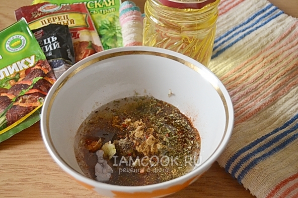 Влить масло