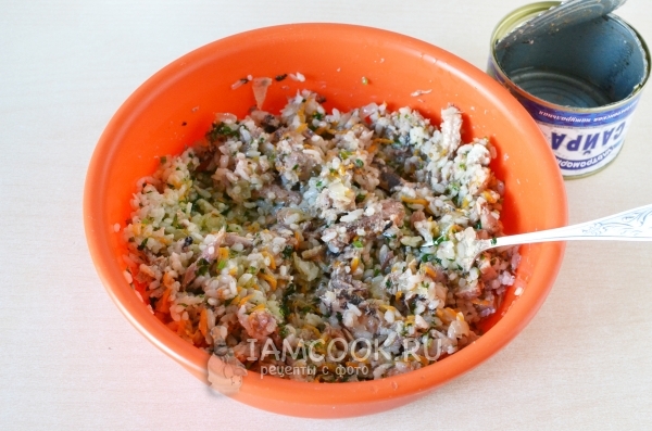 Положить консерву в рис