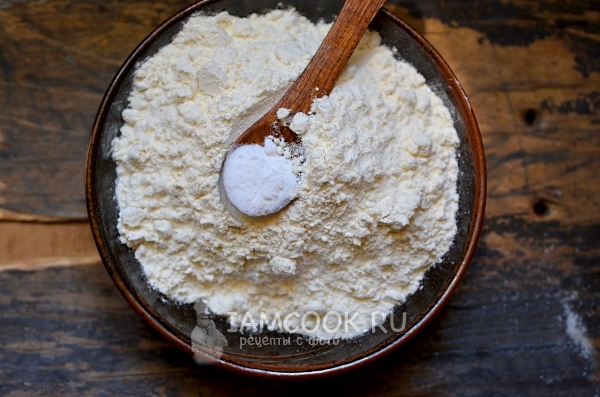 Смешать соду с мукой