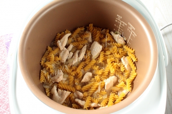 готовим макароны и курицу в чаше мультиварки