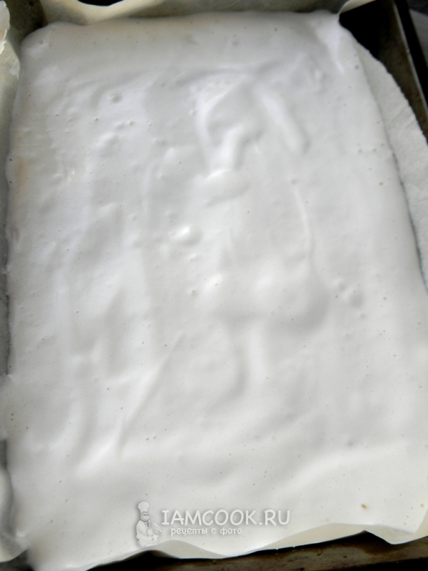 Выложить тесто в противень