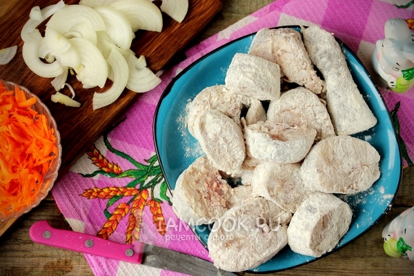 Обвалять рыбу в муке