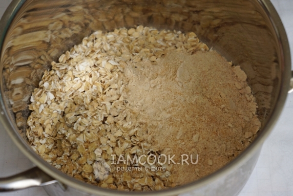 Всыпать в кастрюлю сахар и овсяные хлопья