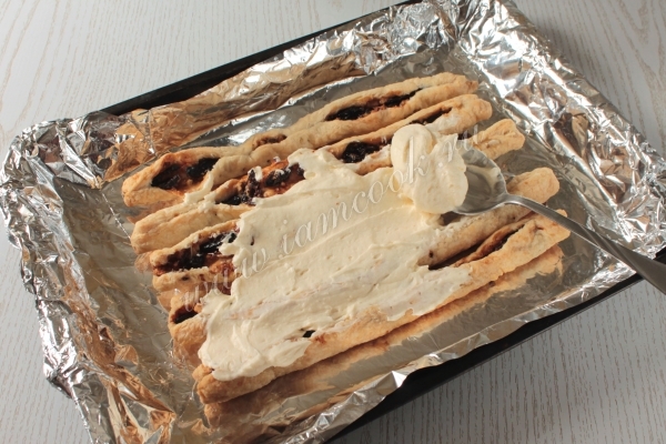 промазываем слои торта