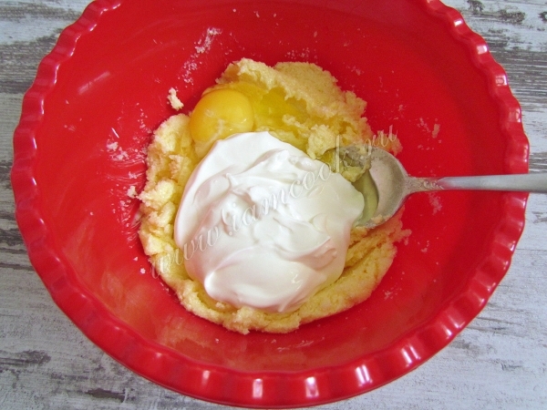 Добавить к маслу яйцо и сметану